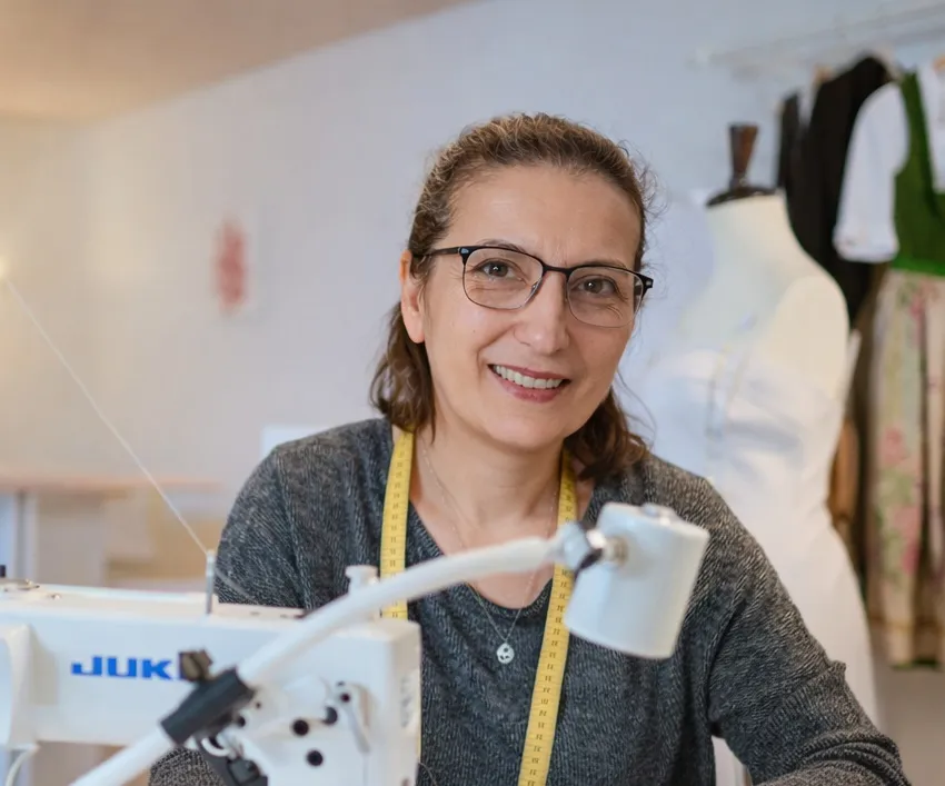 Über mich – Ihre Expertin für Änderungen und Maßanfertigungen